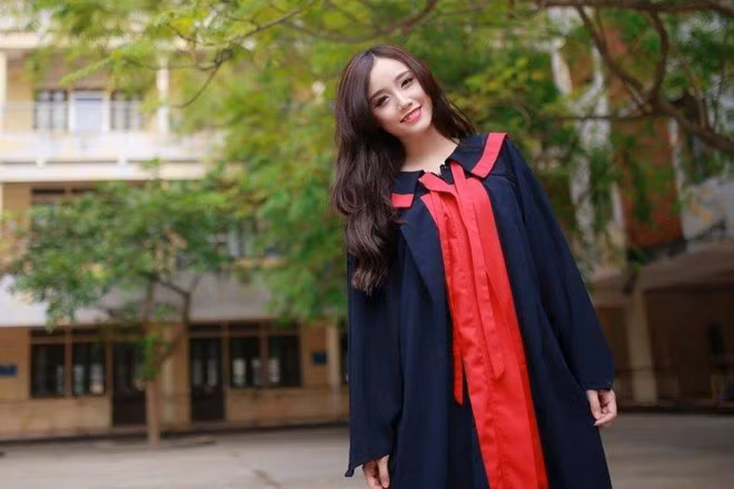 Ngân Búng tên thật là Trương Kim Ngân, sinh năm 1993 là hot girl Đại học Ngoại thương không còn xa lạ với giới trẻ Việt. Mới đây, cô nàng trở thành tân cử nhân ngành tiếng Pháp thương mại, tốt nghiệp với tấm bằng loại giỏi.