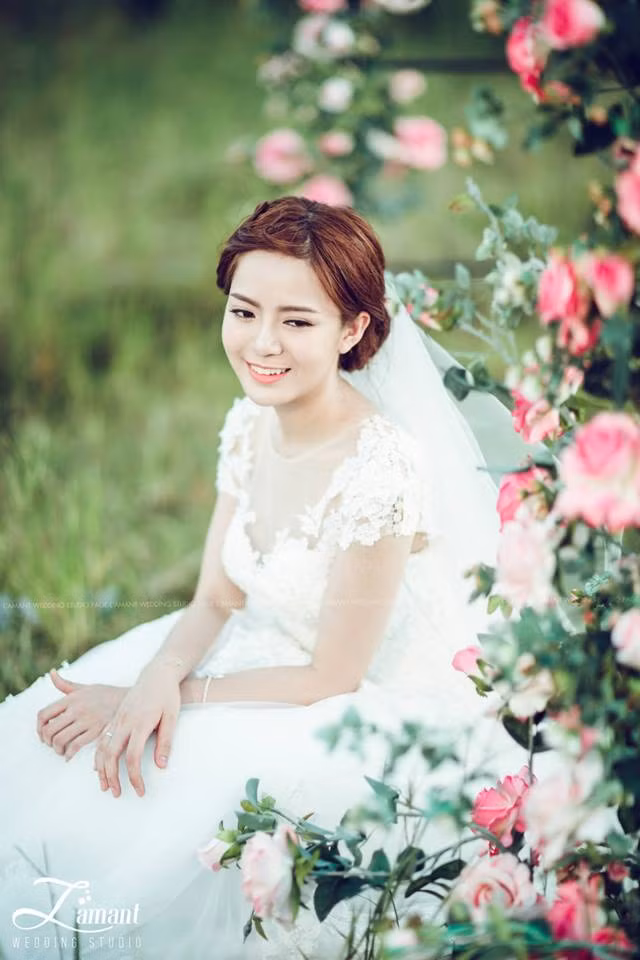 Quá nhiều rắc rối khiến Tú Linh phải nhờ đến sự can thiệp của công an. Sau khi được chứng minh trong sạch, Tú Linh không mất nhiều thời gian để trở lại với công việc. Nàng hot girl xinh đẹp lại rạng rỡ trong những bộ ảnh mới, khoe nét duyên tuổi thanh xuân làm nhiều fan mê mệt.