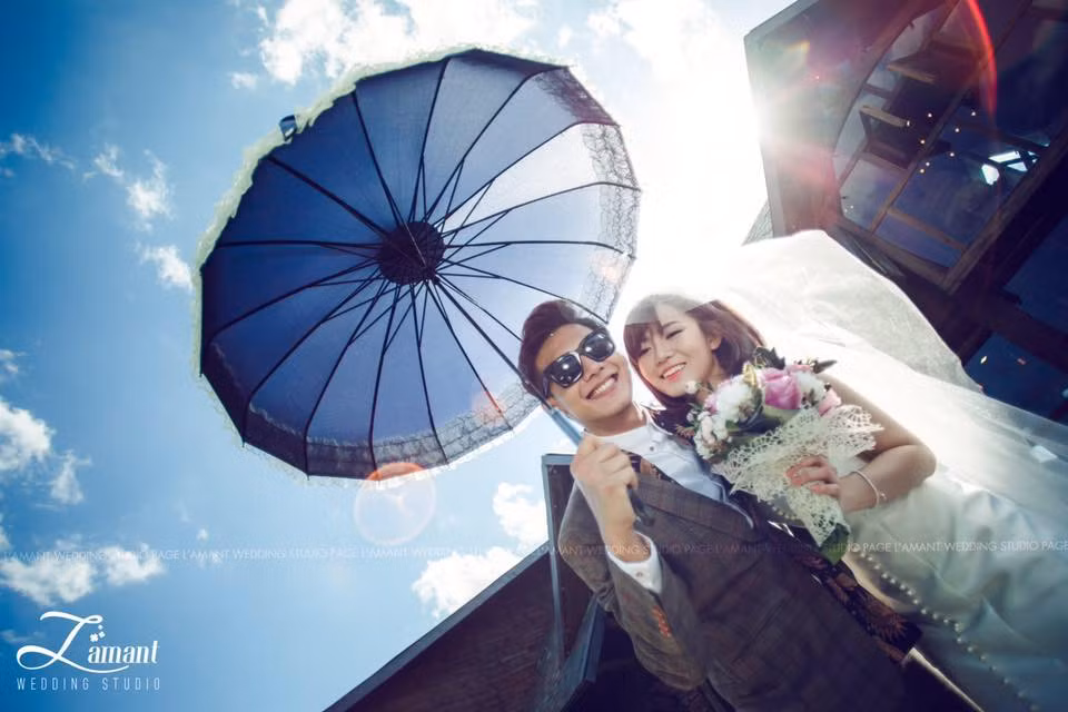 Điều đặc biệt là trong bộ ảnh này, hot girl fan MU Tú Linh xuất hiện bên cạnh một chàng trai lạ mặt. Anh sắm vai chú rể và cũng gây chú ý bởi khuôn mặt bảnh trai giống hot boy Hàn Quốc, dáng vẻ lịch lãm.