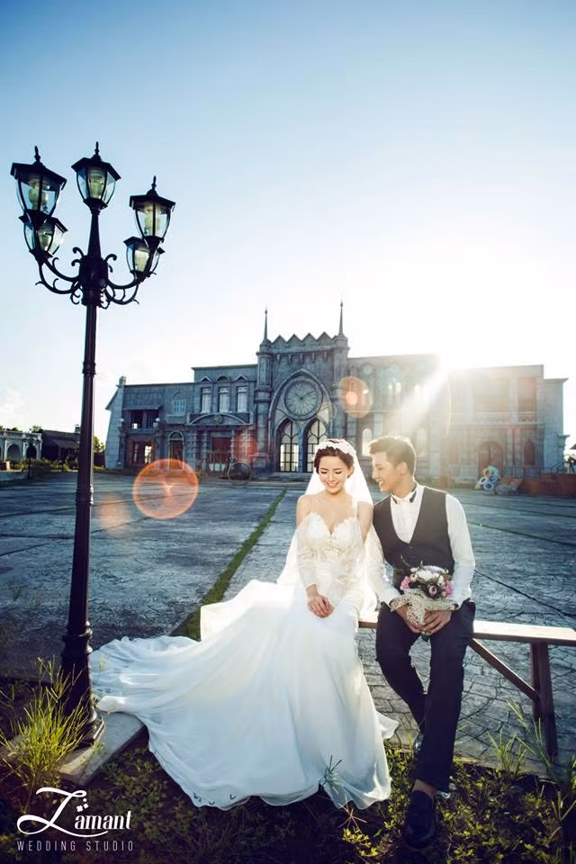 Cử chỉ tình tứ của Tú Linh và chàng trai lạ mặt khiến các fan, dân mạng hết sức tò mò. Nhiều người còn lầm tưởng đây là ảnh cưới chụp trước khi kết hôn của cô nàng hot girl Hà thành.