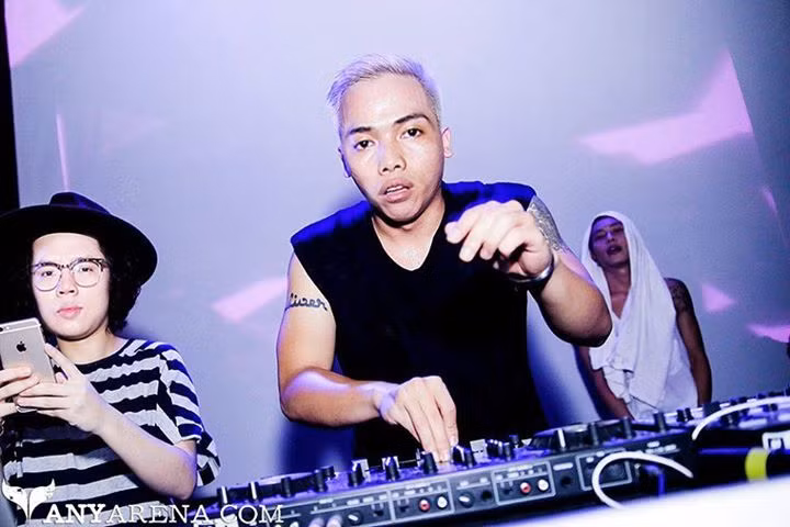 Một siêu phẩm ghép mặt mình vào phần thân của producer Hoàng Touliver khiến fan không thể nhịn cười.