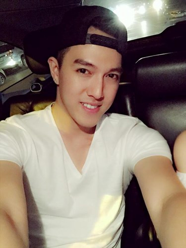 Danh tính của chàng hot boy hát trong xe nhanh chóng được tìm ra. Theo tìm hiểu, hot boy hát trong xem đẹp trai tên thật là Nguyễn Minh Châu, nickname Bob Nguyễn, sinh năm 1993, hiện đang sinh sống và làm việc tại Hà Nội. Nhiều dân mạng đã sớm nhận ra Minh Châu từng là một gương mặt tham gia chương trình Học viện Ngôi sao năm ngoái cùng với ca sĩ Hoà Minzy.