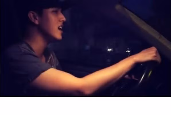 Chàng trai trẻ hát ca khúc “Lời xin lỗi” khi đang lái ô tô, khoe giọng hát hay, mượt mà như ca sĩ mới đây hút về rất nhiều lượt xem của dân mạng Việt. Trước vẻ quyến rũ, nam tính của chàng trai trẻ, nhiều cô gái, teen girl đã bị “cưa đổ” ngay sau khi xem clip.