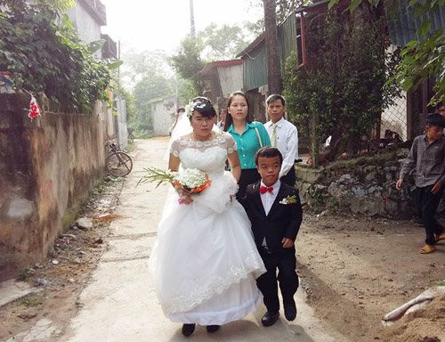 Bức ảnh trong đám cưới của chàng lùn và cô gái mù cùng câu chuyện đầy xúc động về tình yêu, gia cảnh đặc biệt của cô dâu chú rể tuần qua lấy đi nhiều nước mắt của dân mạng Việt. Được biết đám cưới đặc biệt này là của Phùng Tân Yên (sinh năm 1992) và Nguyễn Thị Tố Nga (sinh năm 1994), tại khu Tăng xá 2 (Tuy Lộc, Cẩm Khê, Phú Thọ). Cặp đôi dù có hoàn cảnh ngặt nghèo nhưng lại tuyên bố không thể sống thiếu nhau và được tổ chức đám cưới nhờ những tấm lòng thiện nguyện.