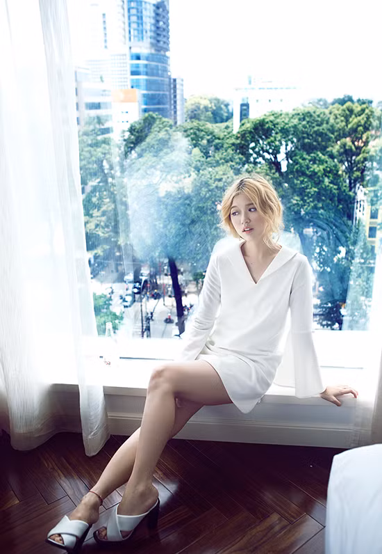 Ngoài ra, Hạ Linh cũng không chạy theo phong cách sexy, gợi cảm đang phổ biến trong giới các ca sĩ. Cô bạn chọn hình ảnh nhẹ nhàng nhưng vẫn đầy cá tính, hiện đại để làm nên nét đặc trưng cho riêng mình.