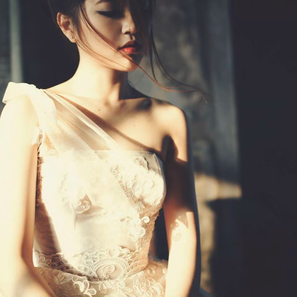 Đam mê âm nhạc, hát hay và xinh đẹp, Hạ Linh còn khiến các bạn trẻ nể phục bởi học thức cao, giàu kiến thức. Hạ Linh thông thạo 3 thứ tiếng Anh, Hoa, Hàn… có nhiều trải nghiệm sâu sắc về cuộc sống ở nước ngoài và có phong cách sống cá nhân rất hiện đại.