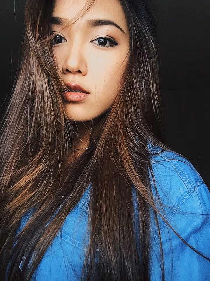 Mới đây, Mộng Tuyền tiếp tục gây chú ý sau một vài đoạn clip cover ngắn chia sẻ trên Facebook. Sau khi xem những đoạn clip này, dân mạng không chỉ thích thú với giọng hát của nữ du học sinh Việt xinh đẹp mà còn nhầm tưởng cô nàng là gái Hàn bởi khuôn mặt quá giống diễn viên, hot girl Park Shin Hye.