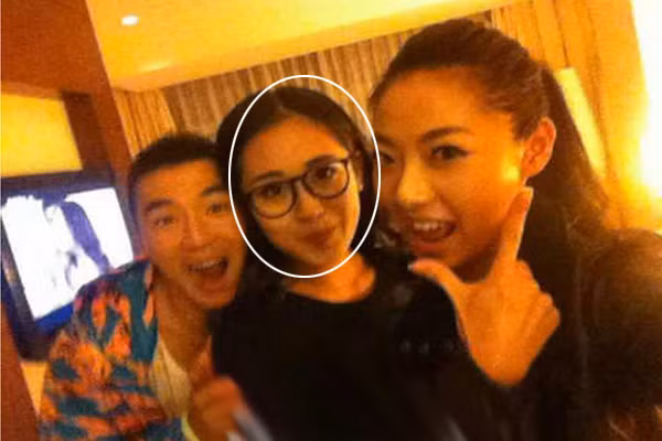 Cập Vỹ Giai vui vẻ, tự tin chụp ảnh với bạn bè, khoe vóc dáng đẹp, khuôn mặt thon gọn ở hiện tại.