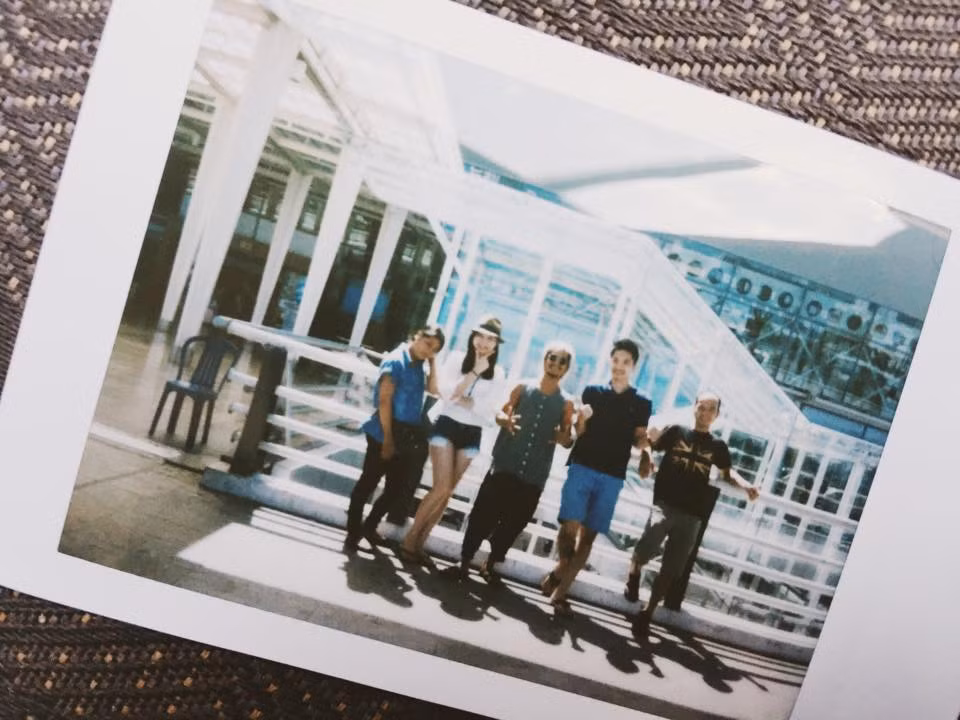 Một bức ảnh lưu niệm chụp cả cô dâu, chú rể và ekip khi kết thúc buổi chụp.