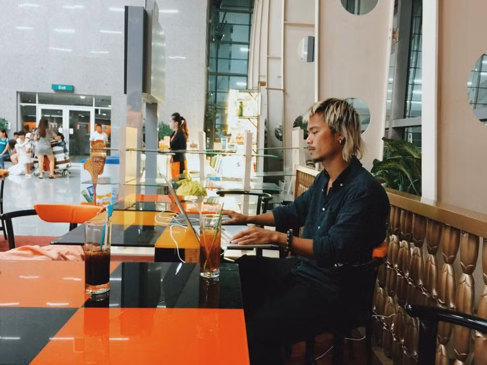 "Say" công việc của chính mình nên trong thời gian ngồi nghỉ ở sân bay, chờ chuyến đi, nhiếp ảnh gia Hải Lê Cao cũng tranh thủ làm hậu kỳ ảnh để sớm có được những bức hình đẹp, ưng ý nhất cho các cặp cô dâu, chú rể, khách hàng của anh.