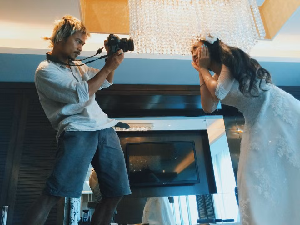 Để có được những bức ảnh cưới đẹp, giàu tính nghệ thuật, nhiếp ảnh gia Hải Lê Cao và ekip của anh đã phải bỏ ra nhiều công sức, đi đến mọi miền của Tổ quốc, chuẩn bị công phu từng khoảng ánh sáng, góc máy, khung hình...