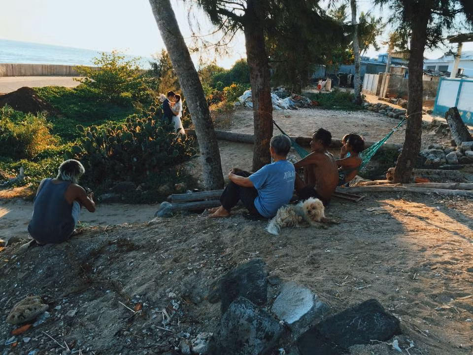 Nhiếp ảnh gia 8X quái dị vừa tiết lộ một số hình ảnh mới trong hậu trường chụp ảnh cưới của anh để các bạn trẻ, những người yêu thích ảnh của anh có thể hiểu hơn về công việc cũng như để chia sẻ thêm những niềm vui, trải nghiệm của Hải Lê Cao.