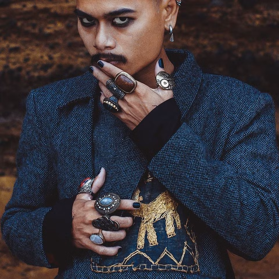 Cao Lê Hải (Hải Lê Cao) là nhiếp ảnh gia quái dị sinh năm 1984, quê gốc Hưng Yên. Thời gian gần đây Hải Lê Cao nổi tiếng trong vai trò tác giả, trưởng ekip tạo ra những bộ ảnh cưới đẹp lung, gây sốt mạng Việt và các website du lịch.