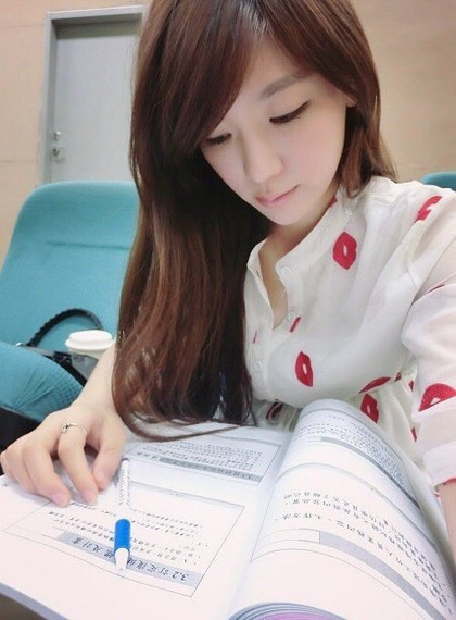 Những hình ảnh của nữ y tá gợi cảm, xinh đẹp được dân mạng lan truyền suốt từ giữa tháng 9 vừa qua. Thông tin cá nhân về cô cũng dần được hé lộ. Theo đó, nữ y tá hot girl tên là Queena Lee, hiện đang sống tại thành phố Đài Bắc, Đài Loan, Trung Quốc.