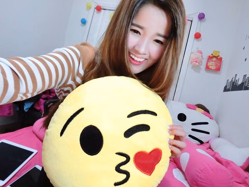 Điểm gây ấn tượng đầu tiên và mạnh nhất ở Aley Nguyễn trong các đoạn clip cover vừa qua là khả năng đọc rap rất tốt của cô bạn. Aley sở hữu giọng rap trầm ấm, rất truyền cảm và quan trọng là giữ được flow (nhịp rap) khá chuyên nghiệp.