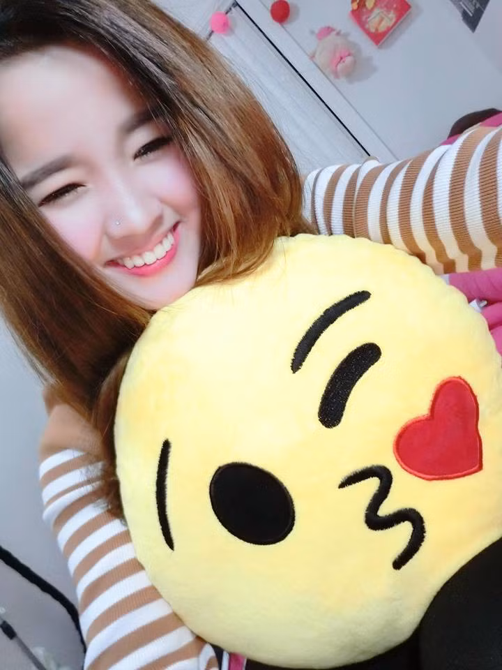 Cộng thêm ngoại hình xinh xắn, ưa nhìn… Aley Nguyễn gây thương nhớ cho nhiều bạn trẻ, các chàng trai ngay từ những giây phút đầu tiên của đoạn clip. Chính điều này đã khiến cô bạn sinh năm 1998 được săn lùng, tìm kiếm thông tin và có thêm nhiều người theo dõi.