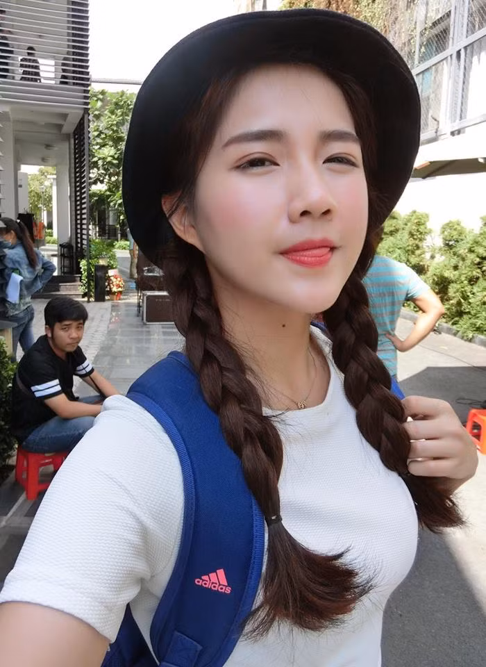 Mang vẻ đẹp như "bước ra từ truyện tranh" nhưng "hot girl mắt lác" Kiều Trinh chia sẻ rằng cô chưa từng động chạm đến dao kéo để làm đẹp.