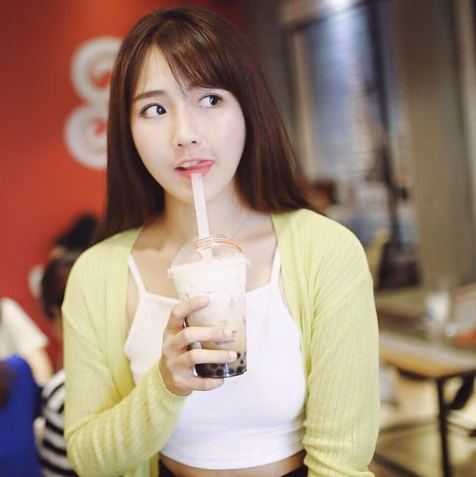 Kiều Trinh không chỉ sở hữu làn da trắng hồng, căng mịn mà còn có nhiều đường nét siêu đáng yêu trên khuôn mặt. Kiểu tóc đơn giản giúp Kiều Trinh trông hiền hoà, giản dị nhưng vẫn rất quyến rũ, đẹp ở mọi góc nhìn.