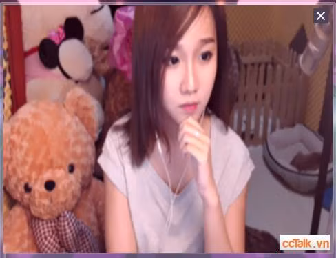 Chia sẻ về bức ảnh "gái xinh ngồi rửa bát" gây sốt mạng, Hải Yến tiết lộ mẹ cô đang bán hàng ăn uống, công việc khá bận rộn nên buổi tối Hải Yến tranh thủ ra cửa hàng phụ giúp mẹ. Ngoài rửa bát, Hải Yến còn thường xuyên phụ làm đồ ăn cho khách, bưng bê và chạy việc vặt trong cửa hàng.