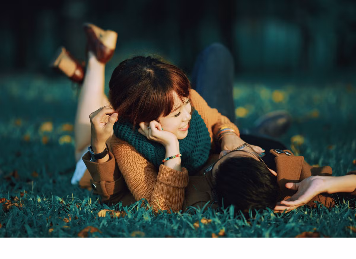 Màu sắc của bộ ảnh được lấy cảm hứng từ nhan đề bộ phim “Tôi thấy hoa vàng trên cỏ xanh” của đạo diễn Victor Vũ, nên trang phục của cô dâu, chú rể cũng được lựa chọn thật phù hợp với màu sắc của bối cảnh.