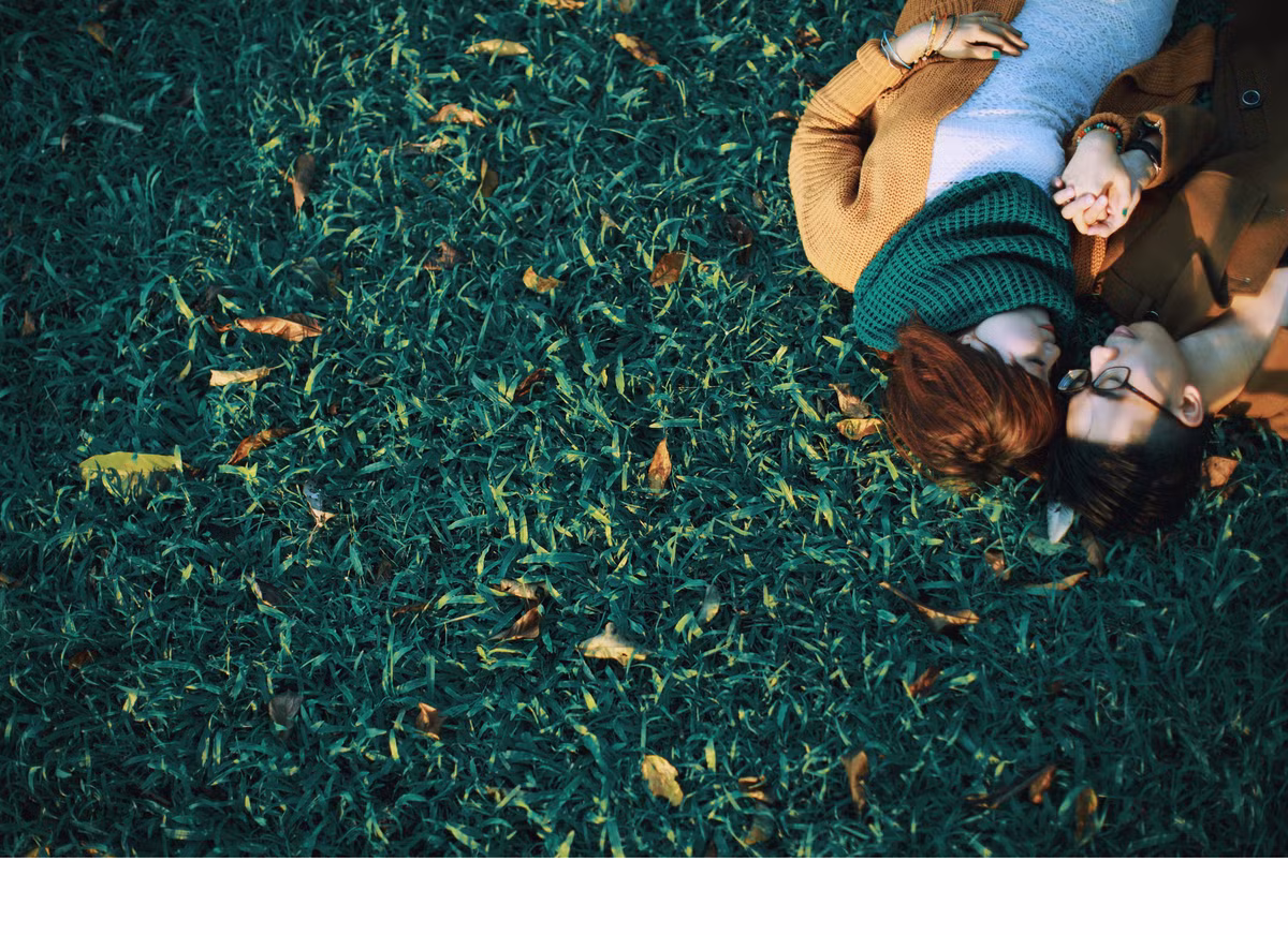 Giữa sự bao la của đất trời, không gian thoáng đãng giữa thảm cỏ và những hàng cây xanh mát trong khu vực vườn quốc gia Ba Vì, tình yêu của cả hai dường như được tô điểm, trở nên tràn đầy sức sống.