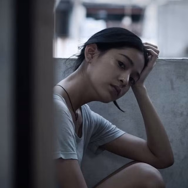 Được biết "Tình yêu không có lỗi, lỗi tại người bạn thân" không phải là sản phẩm đầu tiên của Apinya. Trước đó nữ diễn viên trẻ xinh đẹp này đã từng tham gia trong các bộ phim được khán giả trẻ Thái Lan yêu thích như 4bia, Ploy, Friendship, After Shool…