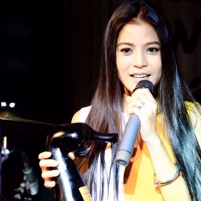 Sở hữu chiều cao không ấn tượng nhưng Apinya lại có thân hình đẹp với nhiều đường cong hút mắt, khuôn mặt khá sang và nhiều nét lai rất quyến rũ. Đây là thế mạnh đặc biệt để cô nàng phát triển sự nghiệp làm diễn viên, người mẫu.