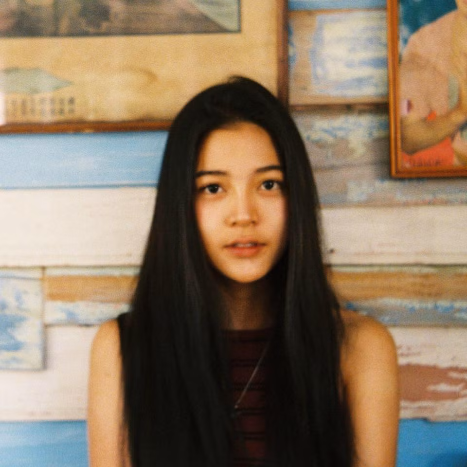 Trước khi đóng phim, Apinya từng làm người mẫu, MC truyền hình... Dù chỉ cao 1m63 nhưng Apinya có nhiều thế mạnh khác để che lấp khuyết điểm về chiều cao và toả sáng trong làng giải trí Thái Lan.