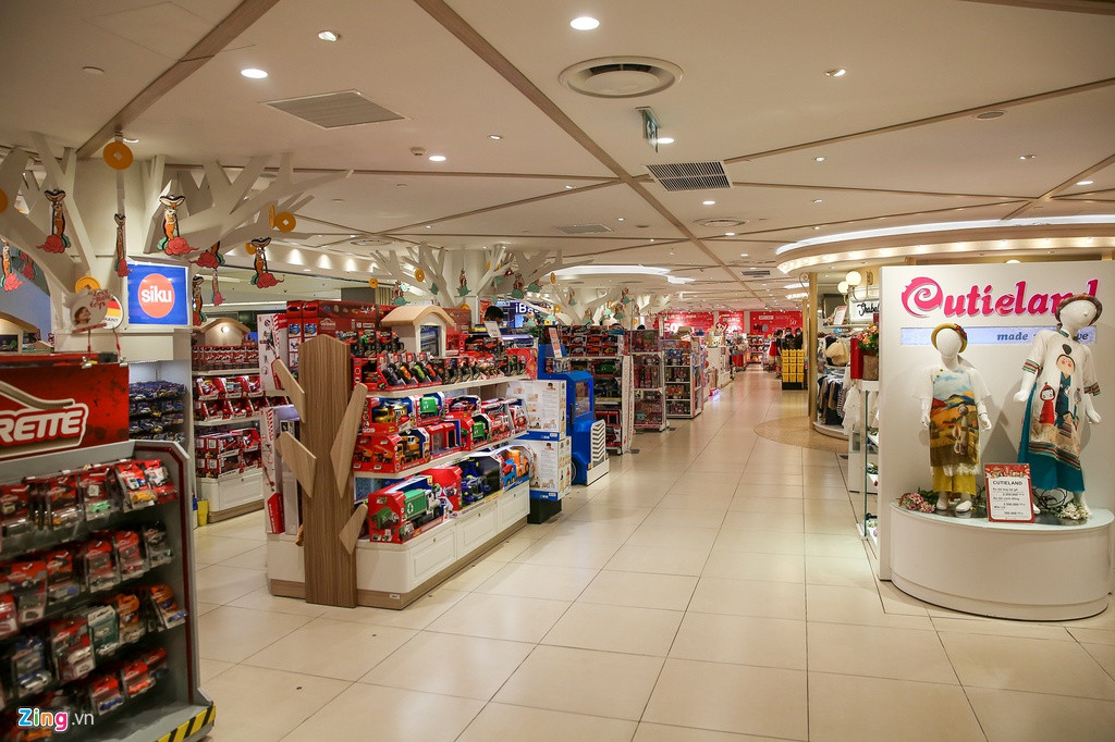 Khu bán đồ chơi dành cho trẻ em luôn là điểm đông đúc nhất cũng trở nên đìu hiu vào tối chủ nhật.