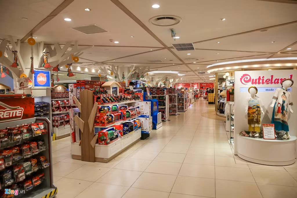 Khu bán đồ chơi dành cho trẻ em luôn là điểm đông đúc nhất cũng trở nên đìu hiu vào tối chủ nhật.