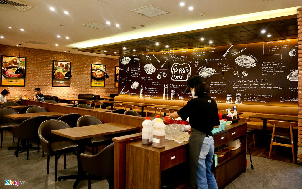 Nhân viên của một nhà hàng chia sẻ bình thường nếu như vào các tối cuối tuần khách sẽ phải xếp hàng để chờ bàn, nhưng vì dịch virus corona trong những ngày qua mà nhà hàng luôn rơi vào tình trạng ế ẩm.