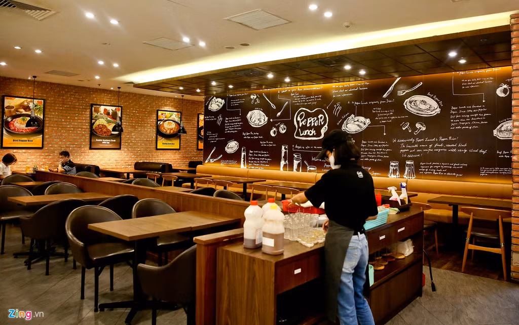 Nhân viên của một nhà hàng chia sẻ bình thường nếu như vào các tối cuối tuần khách sẽ phải xếp hàng để chờ bàn, nhưng vì dịch virus corona trong những ngày qua mà nhà hàng luôn rơi vào tình trạng ế ẩm.