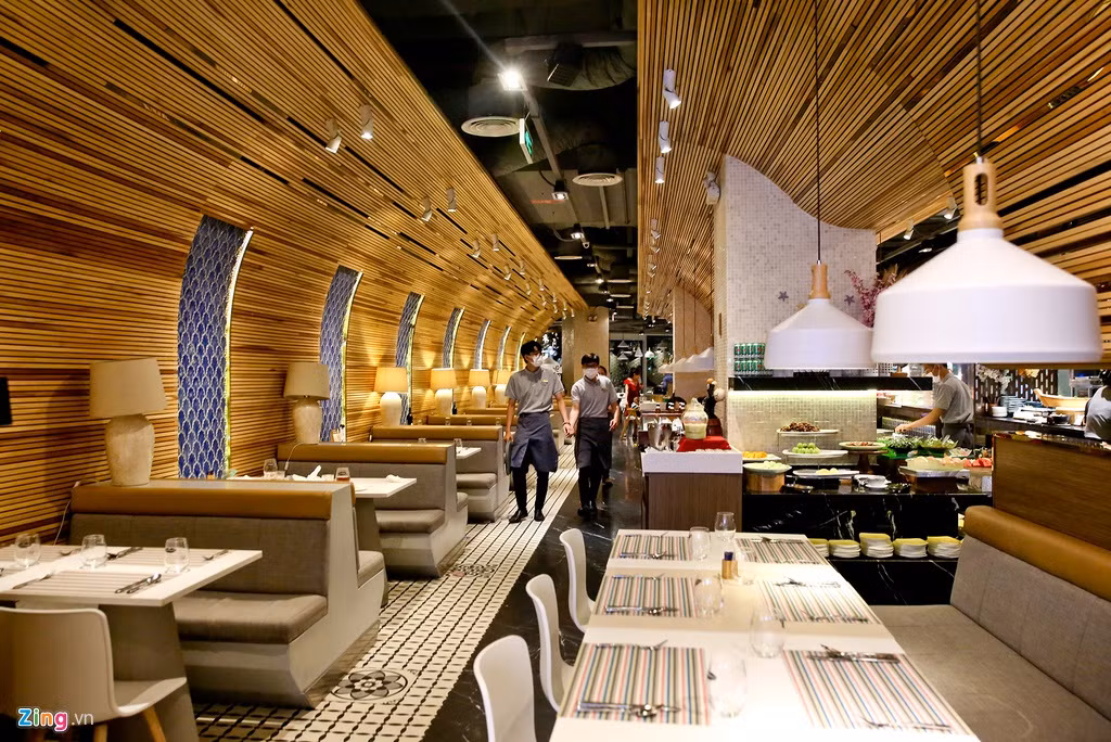 Tại khu ăn uống, quản lý các nhà hàng cũng phải "than trời" vì không có khách.