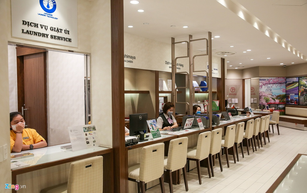 Lượng khách thưa thớt nên một số dịch vụ tại Saigon Centre cũng rút bớt người phục vụ.