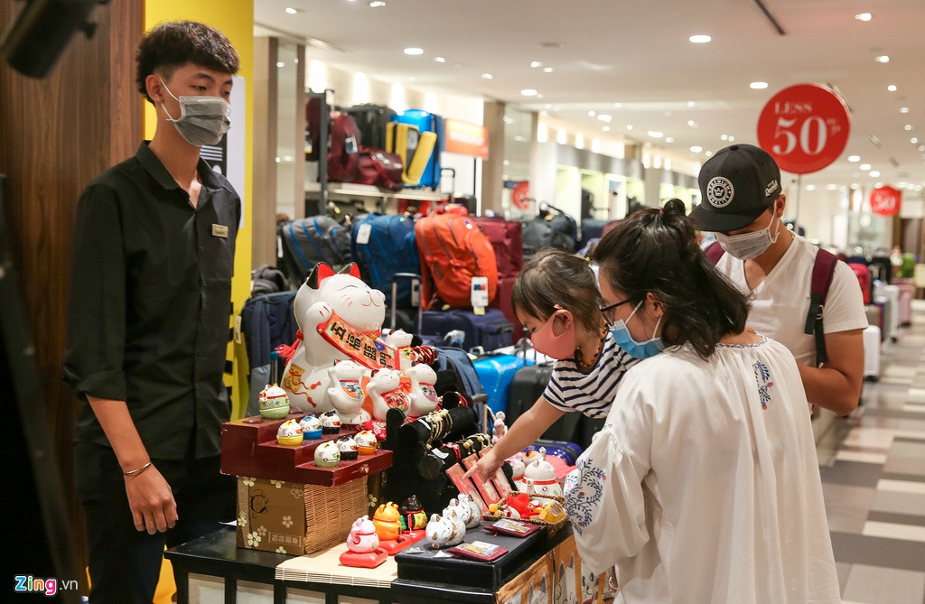 Số ít ỏi khách hàng đến đây để mua sắm. Tất cả từ nhân viên đến người mua đều trang bị khẩu trang y tế cho mình nhằm phòng dịch một cách an toàn nhất.