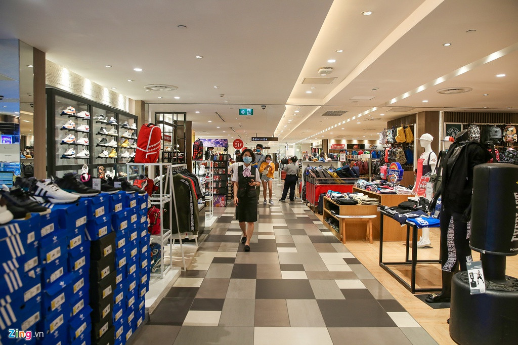 Một số nhân viên làm việc tại đây chia sẻ lượng người mua sắm trong những ngày qua giảm đi đáng kể, nếu tình trạng này kéo dài sẽ ảnh hưởng không nhỏ đến doanh thu của các cửa hàng.