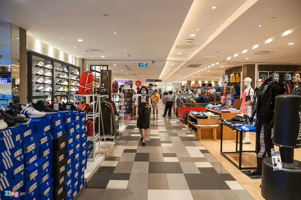 Một số nhân viên làm việc tại đây chia sẻ lượng người mua sắm trong những ngày qua giảm đi đáng kể, nếu tình trạng này kéo dài sẽ ảnh hưởng không nhỏ đến doanh thu của các cửa hàng.