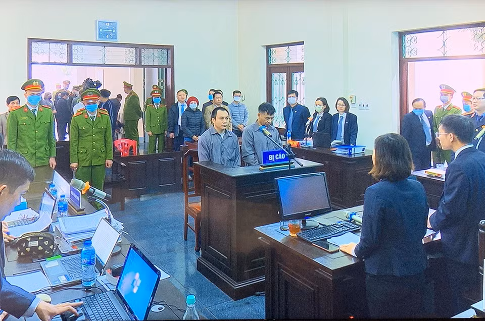 Bi tuyen 4 nam 6 thang tu, tai xe container tong Innova di lui tren cao toc keu oan