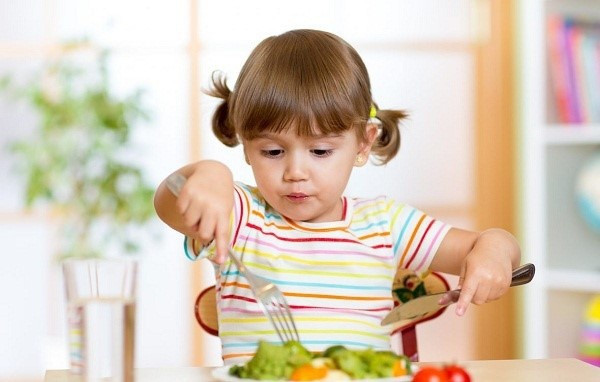 5. Bổ sung chế độ ăn dinh dưỡng hàng ngày: Không nên cho trẻ ăn thực phẩm nhiều dầu mỡ, bổ sung vitamin C để tăng sức đề kháng. Đảm bảo đủ dinh dưỡng, ăn thực phẩm giàu protein, rau quả tươi và sạch, tăng cường độ phong phú của các loại hạt mà trẻ ăn. Bổ sung vitamin, khoáng chất và dầu gan cá tuyết với số lượng thích hợp.