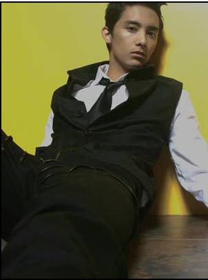 Được biết Mark sinh ra một gia đình mà các thành viên khác đều có thân hình rất đẹp. Để duy trì vóc dáng, cơ bắp, ngoài thời gian làm việc ở bệnh viện bác sĩ Mark cũng rất tích cực tập thể dục, thể hình.