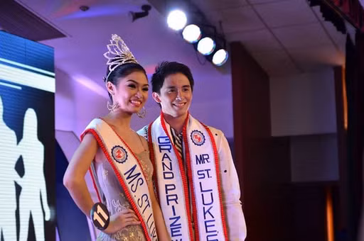 Bức ảnh bác sĩ Mark Agas trong cuộc thi chọn ra mỹ nữ, mỹ nam đẹp trai, xinh gái nhất Bệnh viện St. Lukes.