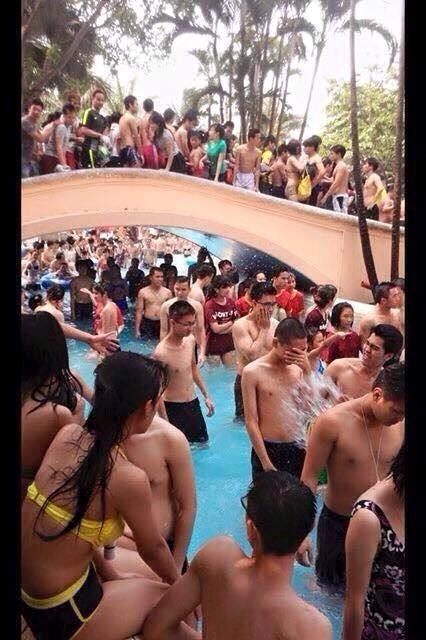 Hình ảnh dòng sông lười chật cứng, người người chen chúc nhau đi lại ở cây cầu phía trên. Có thể thấy trong bức ảnh này, rất nhiều người không mặc đồ bơi theo đúng quy định của công viên. Do phòng gửi đồ quá tải nên nhiều người mặc luôn cả áo phông, đồ thường ngày để xuống bơi lội.