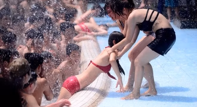 Theo phản ánh của một số vị khách trẻ có mặt tại Công viên nước ngày hôm qua, hễ thấy cô gái trẻ nào đi một mình, không có đàn ông, bạn trai đi cùng là một nhóm rất đông các nam thanh niên lại sát tới, bủa vây và lôi xuống nước trêu chọc, thậm chí là tranh thủ sàm sỡ, động chạm.