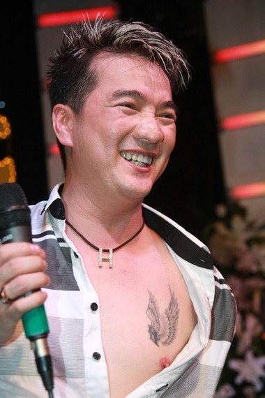  Đàm Vĩnh Hưng cho biết, ban đầu anh không hề thích việc xăm mình. Nhưng trong một phút ngẫu hứng, Mr Đàm quyết định chịu đau để có một hình xăm trên ngực. Tác phẩm của anh là một chữ H có thêm đôi cánh, với ý nghĩa là “tự hào vì cái tên ba mẹ đã đặt cho”.