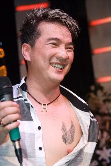  Đàm Vĩnh Hưng cho biết, ban đầu anh không hề thích việc xăm mình. Nhưng trong một phút ngẫu hứng, Mr Đàm quyết định chịu đau để có một hình xăm trên ngực. Tác phẩm của anh là một chữ H có thêm đôi cánh, với ý nghĩa là “tự hào vì cái tên ba mẹ đã đặt cho”.