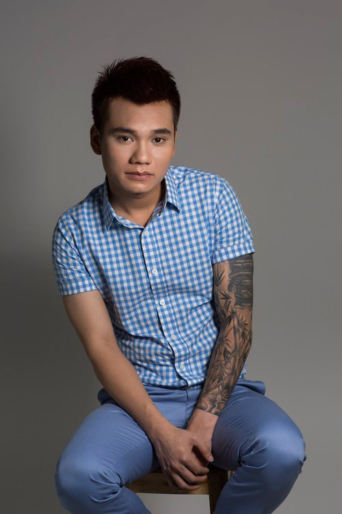  Khắc Việt từng khiến nhiều người tò mò với hình xăm cây tre được phủ kín cánh tay trái. Khi được hỏi về hình xăm này, nam ca sĩ Yêu lại từ đầu cho biết, anh muốn mình vững vàng, bản lĩnh và dẻo dai không gục ngã trước mọi khó khăn trong cuộc sống, giống như cây tre trước gió bão. Ngoài ra, cây tre còn là biểu tượng của đất nước Việt Nam, nên anh xăm hình này cũng là để tự hào mình là người con đất Việt.