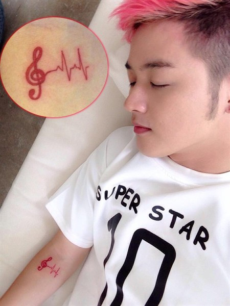  Thanh Duy có hình xăm khóa son và nhịp đập con tim trên khuỷu tay phải cách đây hơn một năm. Theo giọng ca HaHaHa, anh coi nghệ thuật như lẽ sống và sinh mệnh của cuộc đời.