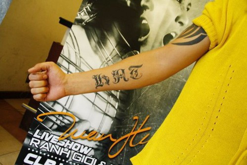 Ngoài ra, Tuấn Hưng còn xăm 3 chữ HAT cũng nằm trên cánh tay. Tuấn Hưng tiết lộ hình xăm này là tên những người có ý nghĩa quan trọng với cuộc đời anh: "H là chữ cái đầu tiên trong tên của mẹ, A là từ tên bố, T là tên của ba người chị đã giúp đỡ Tuấn Hưng trong những ngày đầu tiên lập nghiệp ở Sài Gòn: Thanh, Thúy, Thủy. Ngoài ra, chữ H cũng có nghĩa là Hưng".