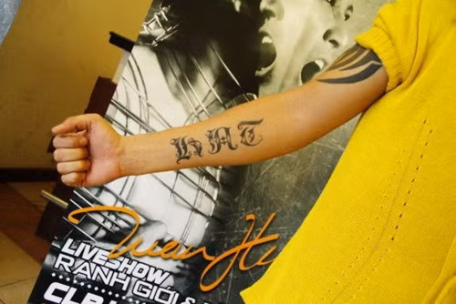 Ngoài ra, Tuấn Hưng còn xăm 3 chữ HAT cũng nằm trên cánh tay. Tuấn Hưng tiết lộ hình xăm này là tên những người có ý nghĩa quan trọng với cuộc đời anh: "H là chữ cái đầu tiên trong tên của mẹ, A là từ tên bố, T là tên của ba người chị đã giúp đỡ Tuấn Hưng trong những ngày đầu tiên lập nghiệp ở Sài Gòn: Thanh, Thúy, Thủy. Ngoài ra, chữ H cũng có nghĩa là Hưng".