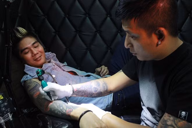 Anh giải thích 3 hàng chữ phía dưới được trích từ câu ngạn ngữ của Trung Quốc, có nghĩa là “Sống chết tại số. Duyên phận tại trời. Giàu sang phú quý tại Ngọc hoàng”. Khánh Đơn chia sẻ, anh tin vào ý nghĩa của câu ngạn ngữ, nhất là câu "duyên phận tại trời". Anh gặp Lương Bích Hữu lần đầu cách đây hơn 10 năm, khi “cô gái Trung Hoa” mới gia nhập nhóm nhạc HAT